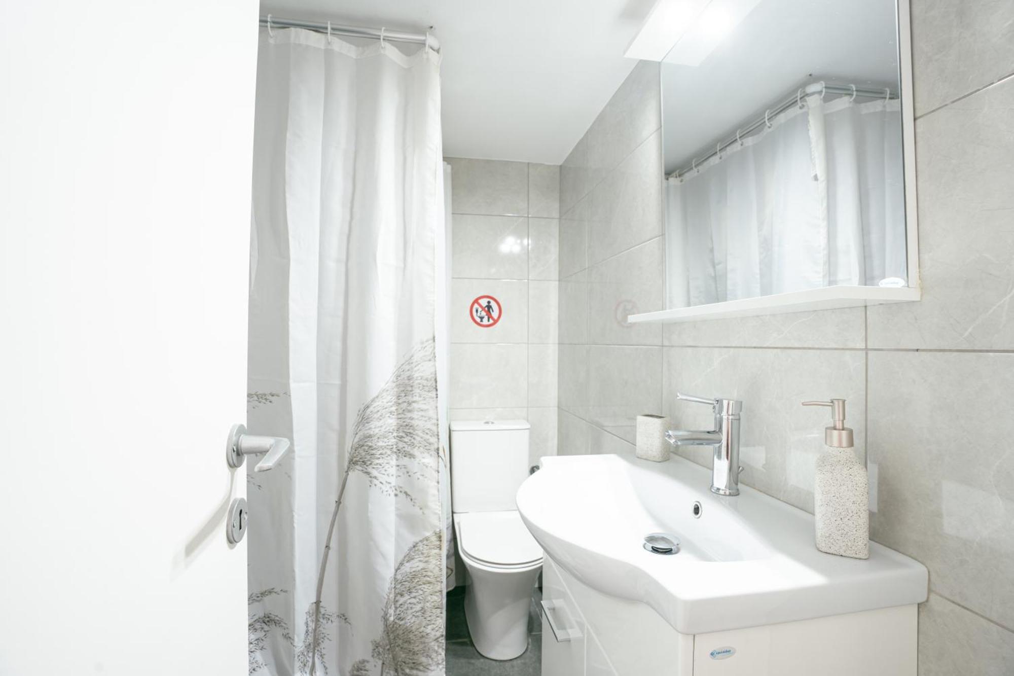 Apartment Spacious Comfortable - Gold Serenity